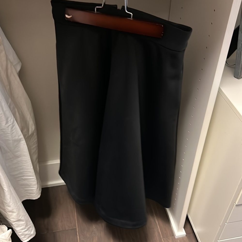 Satin Banana skirt. Pockets!